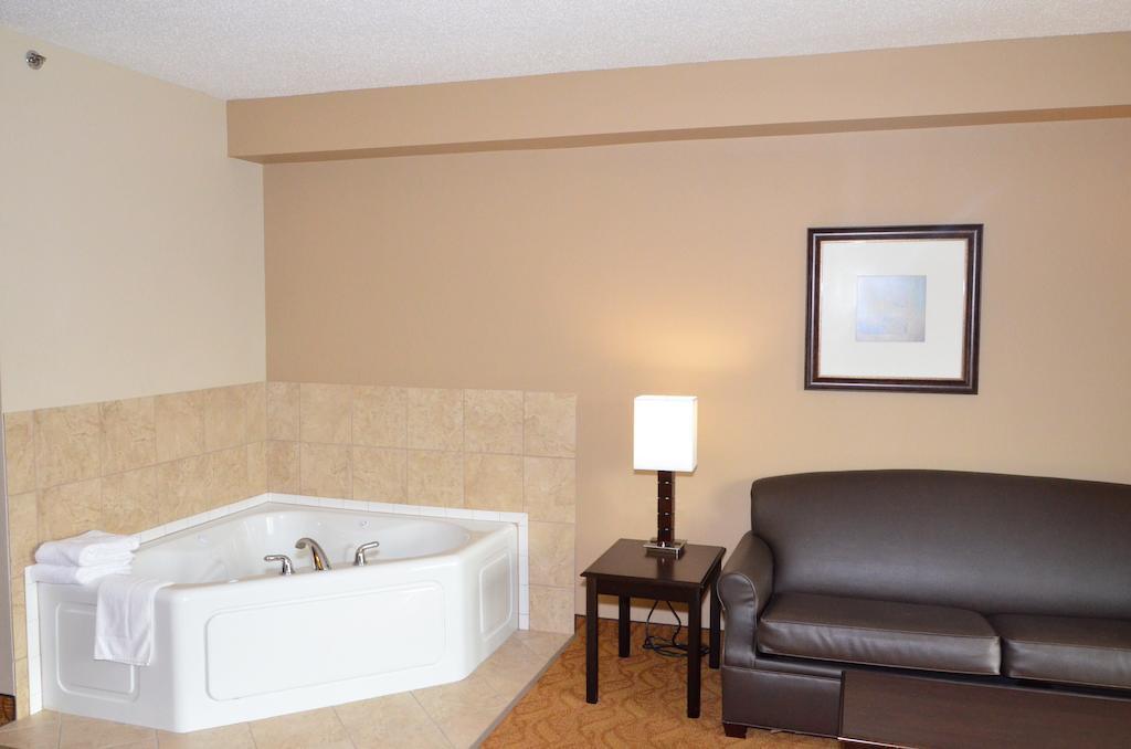 Cobblestone Inn & Suites - Lake View 객실 사진
